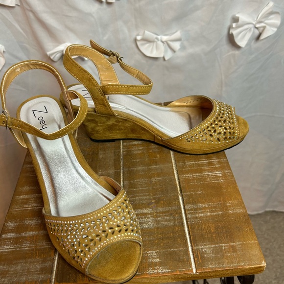 Zoey Taupe/Tan Wedge Shoe - Picture 3 of 4
